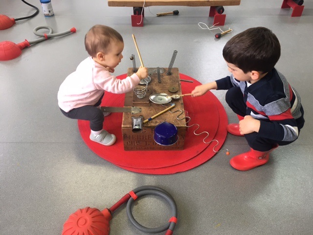 Enfants jouant de la musique 