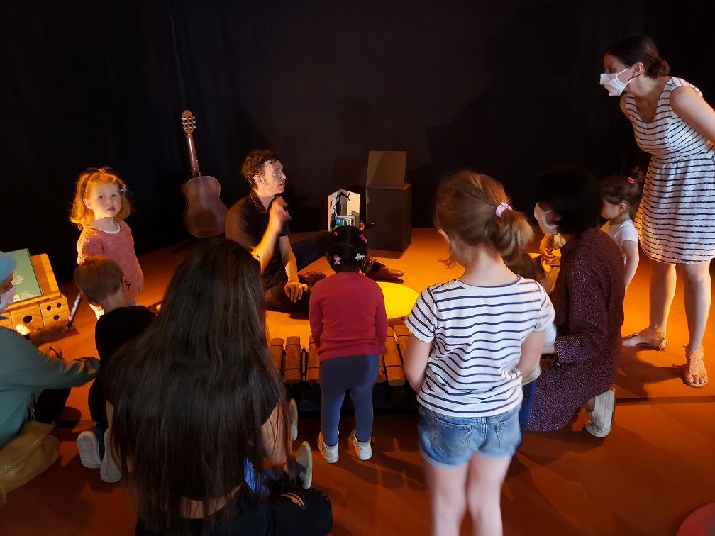 Enfants jouant de la musique 