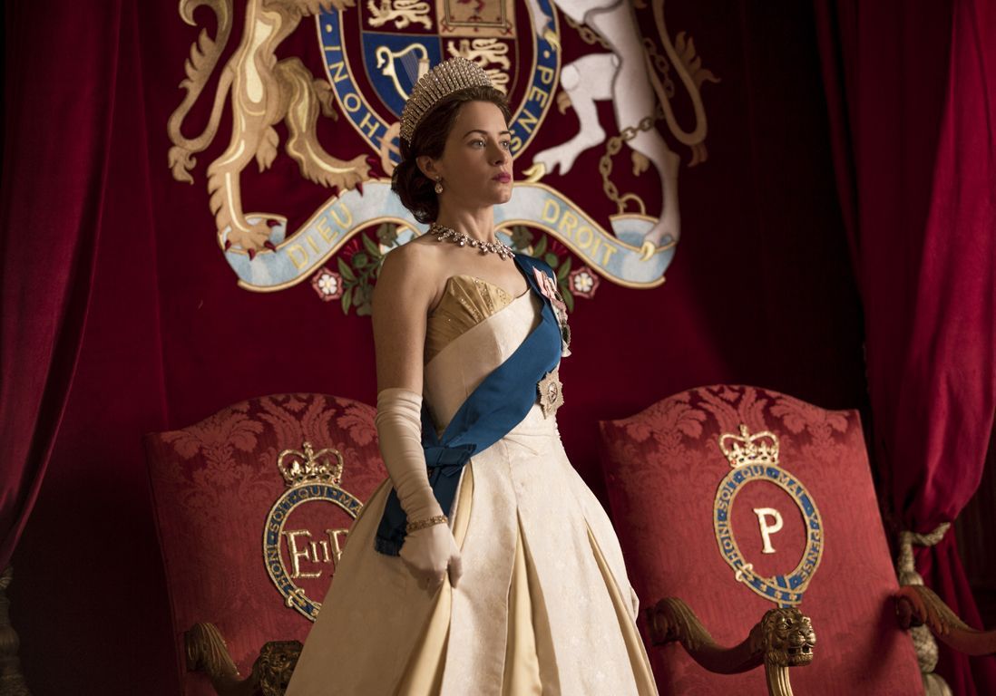 Claire Foy, interprète la reine Elizabeth II dans the Crown, en tenue d'apparat