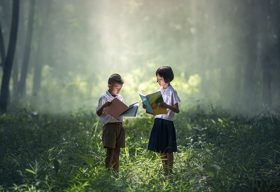 Deux enfants lisant dans la forêt