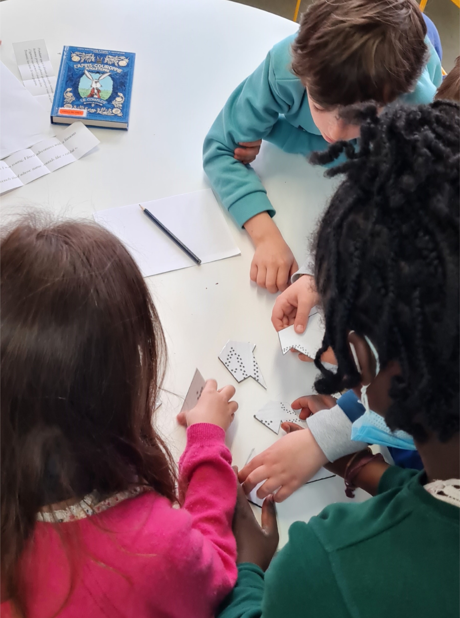 Enfants en train de faire un puzzle