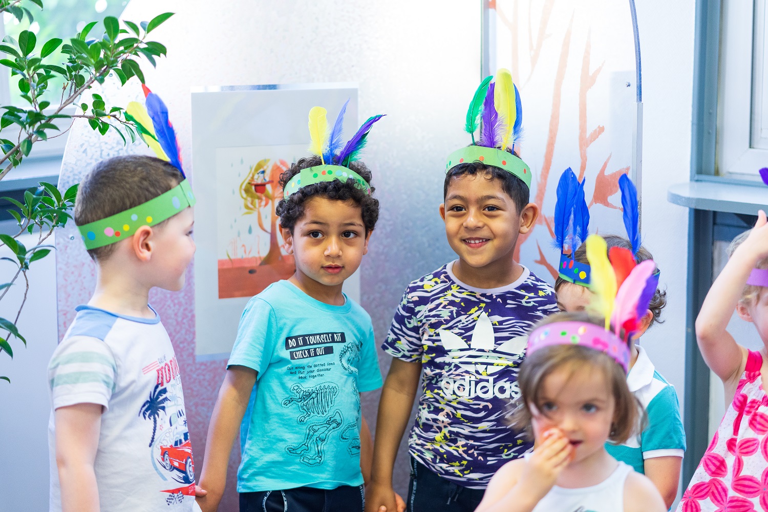 Enfants avec couronnes de plumes