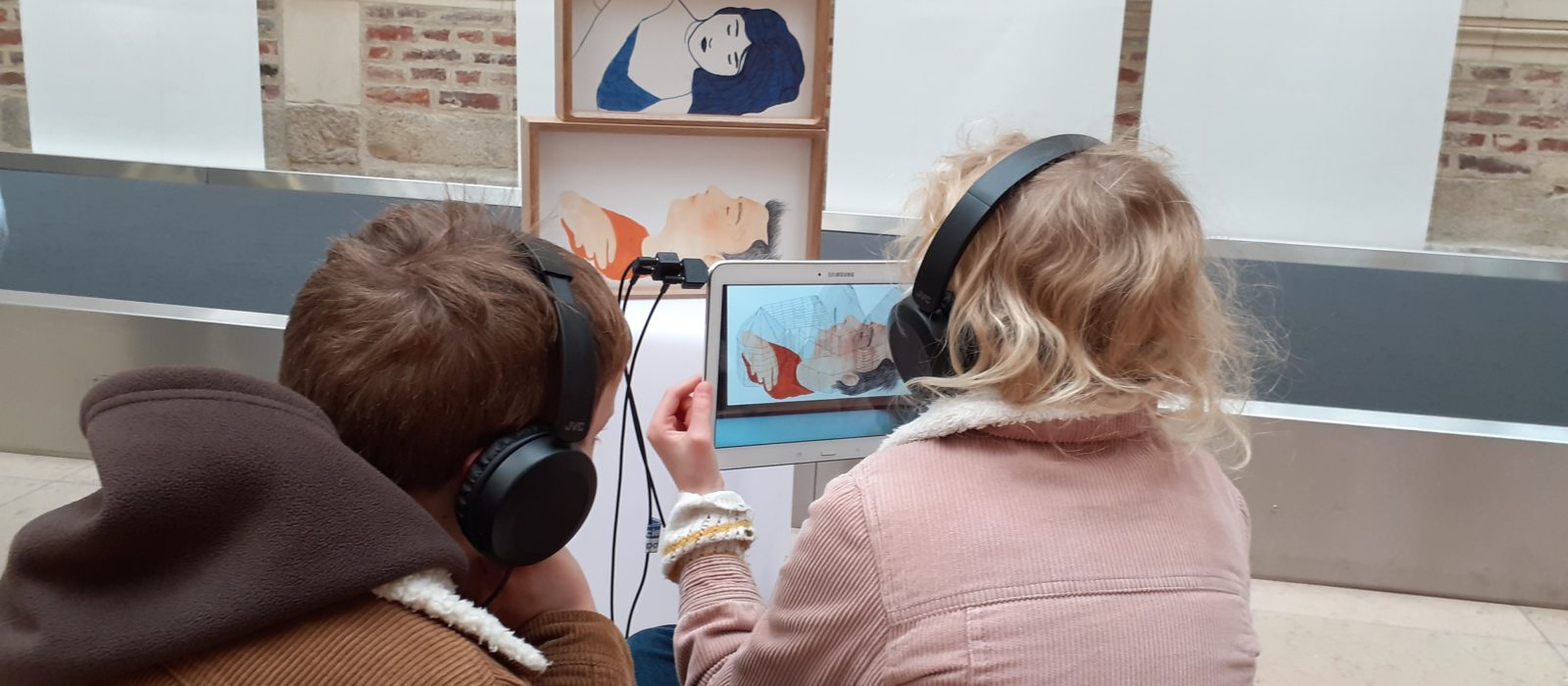 Deux enfants devant tablette réalité augmentée