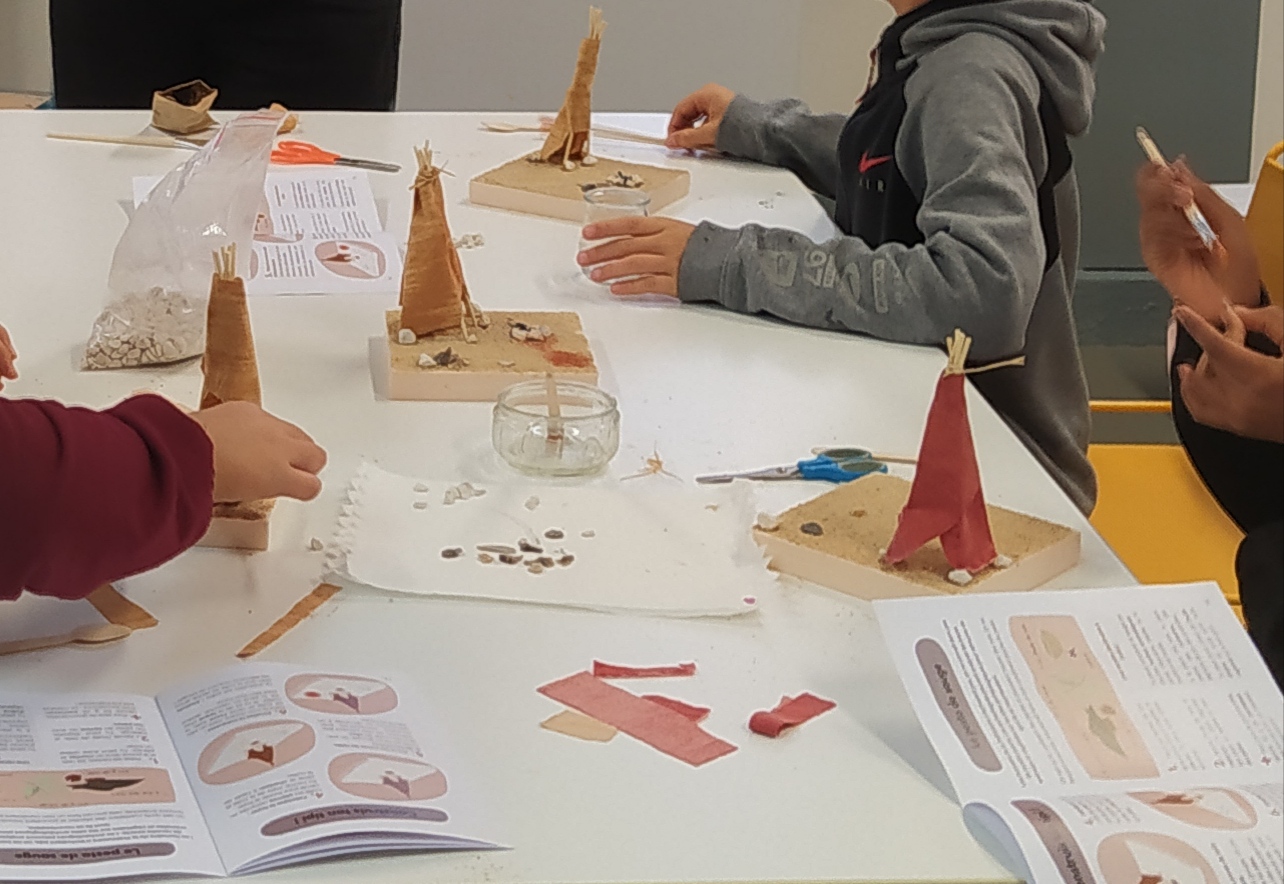 huttes construites par les enfants pendant l'atelier