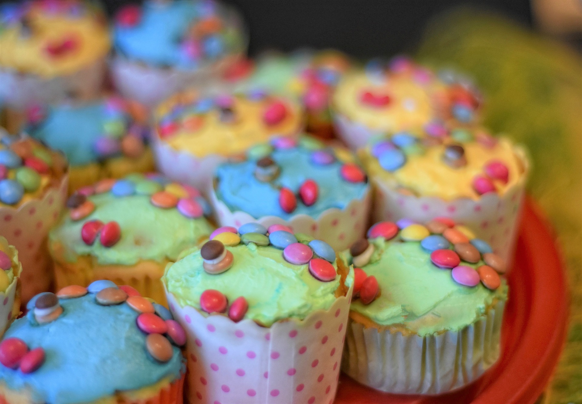 Cupcakes avec glaçage et décorations multicolores