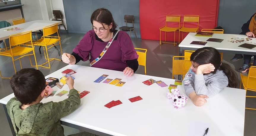 Bibliothécaire jouant avec des enfants