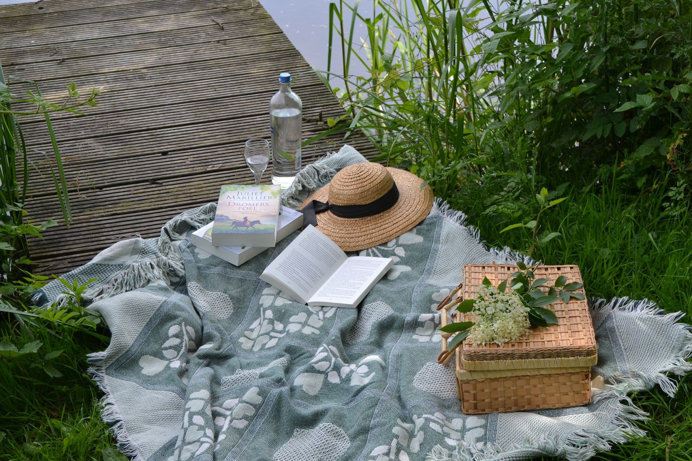 Une couverture, un chapeau et des livres