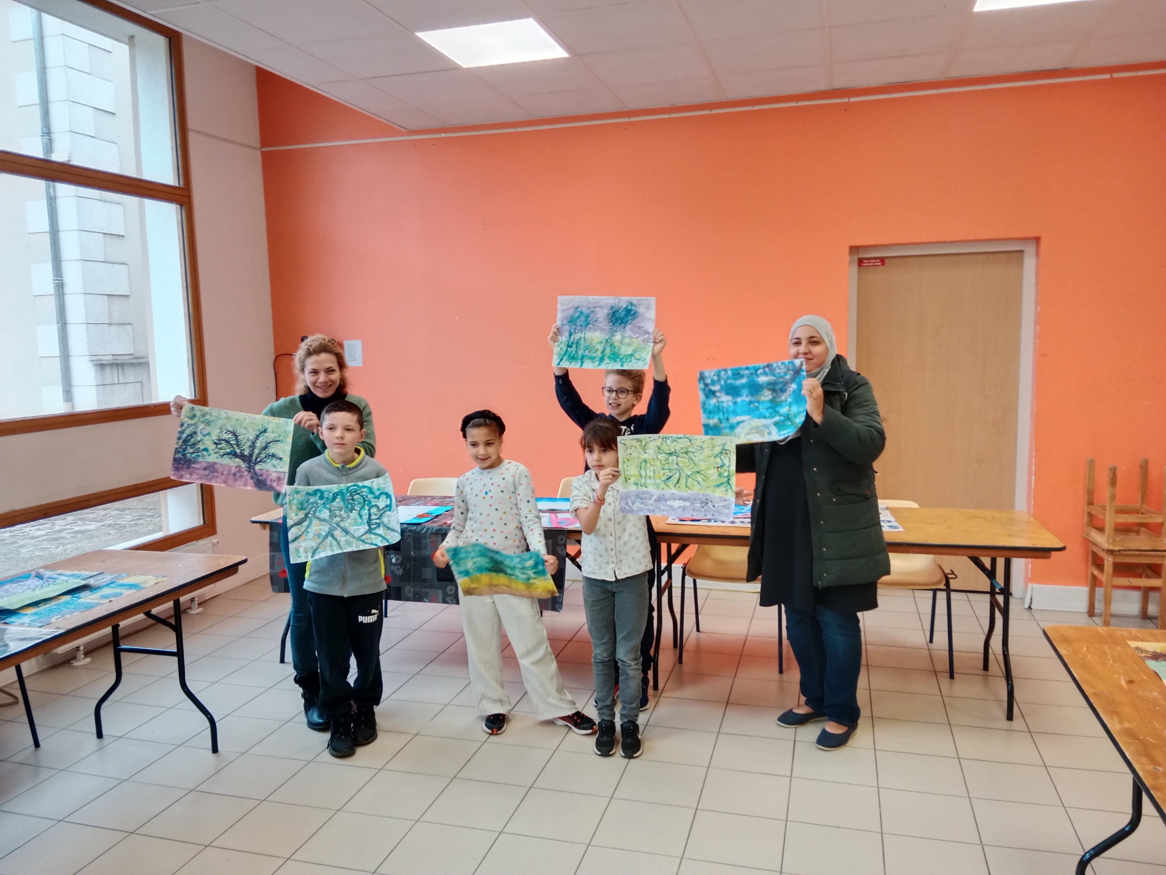 Le groupe de l'atelier présentant leurs œuvres