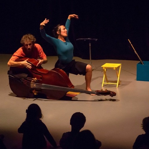 danseurs sur scène avec violoncelle