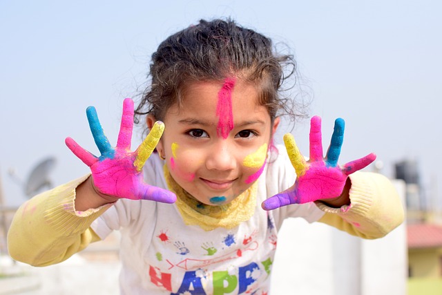 Enfant avec mains colorées