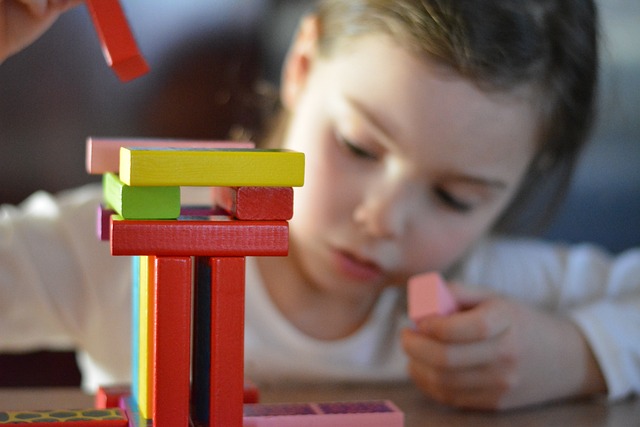 Une jeune fille joue à un jeu d'équilibre