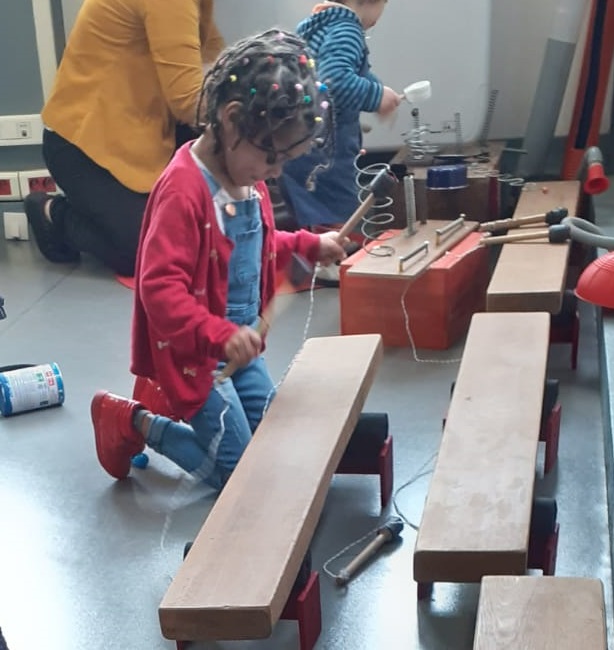 Petite fille jouant des percussions