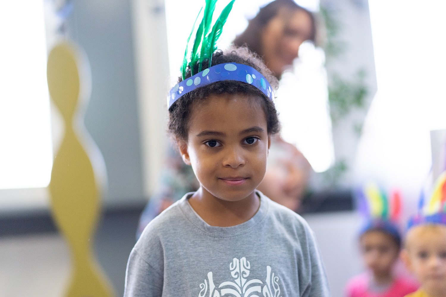 Enfant avec une couronne de plumes