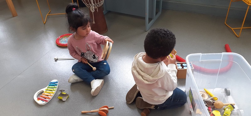 Deux enfants qui jouent sur des instruments de musique