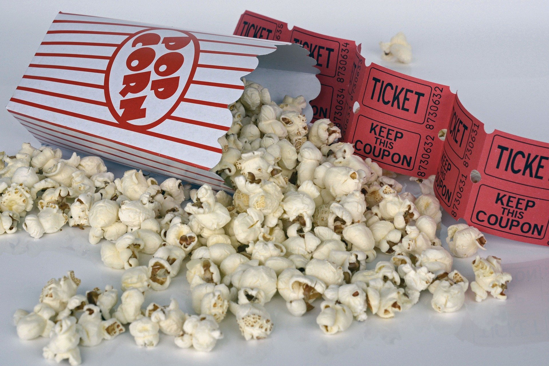 tickets de cinéma et pop-corn