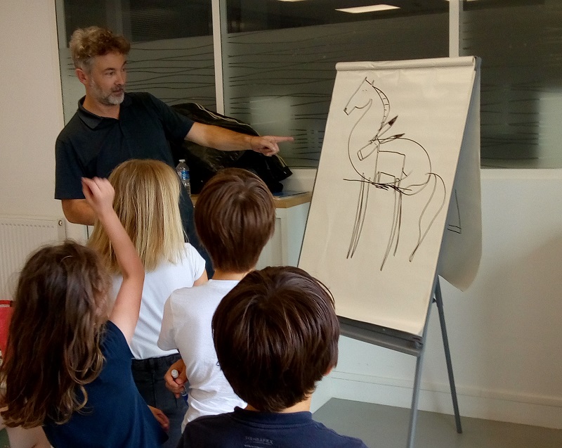 Photo encontre auteur Barroux et enfants devant dessin paperboard