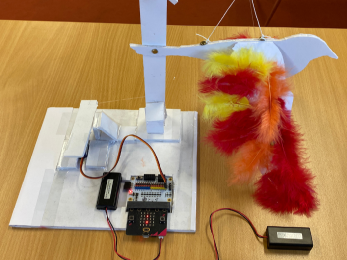 oiseau avec des plumes reliés à un serveo moteur et une carte microbits
