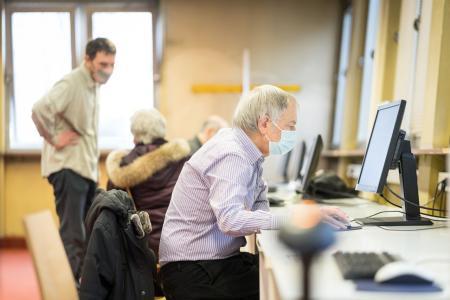 Personne devant écran ordinateur