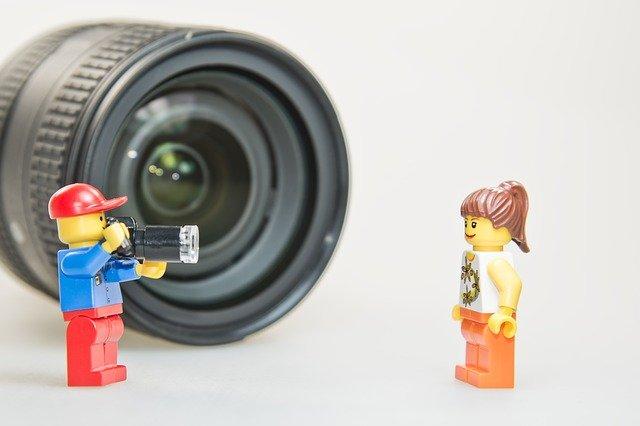 Deux personnages de Lego devant objectif photo