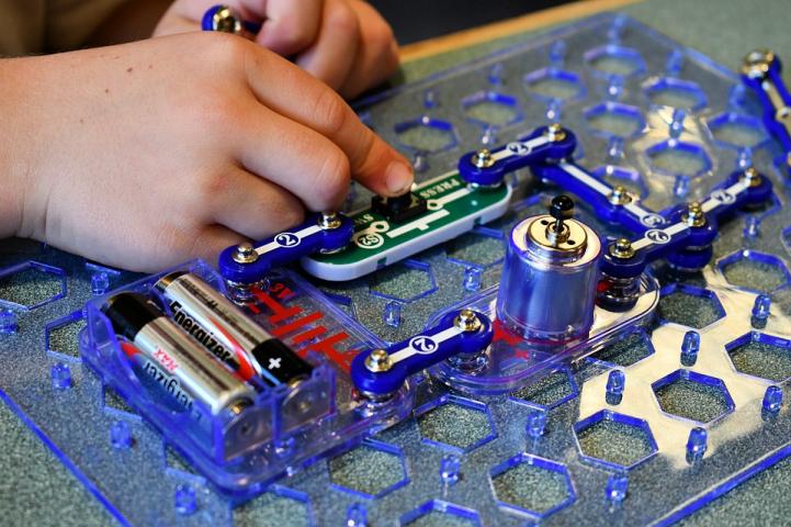 mains d'enfants sur un circuit electronique