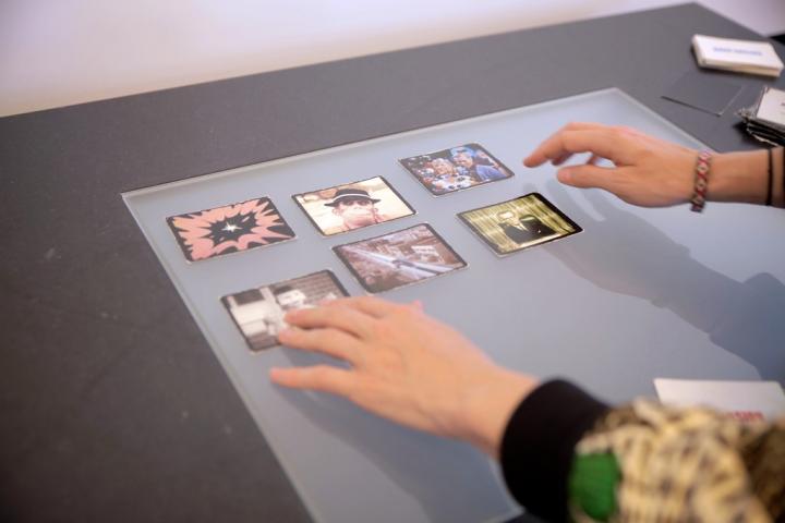 Cartes posées sur table vitrée