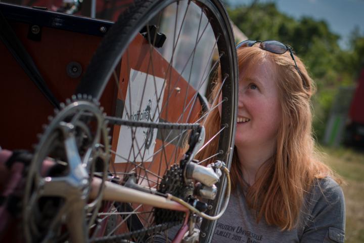 Cycliste prenant soin de son vélo