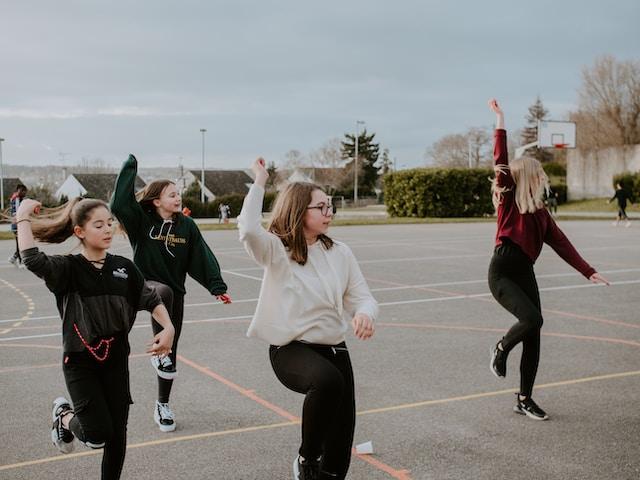 Jeunes faisant du sport