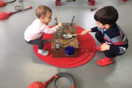 Enfants jouant de la musique 