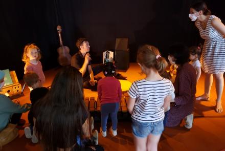 Enfants jouant de la musique 