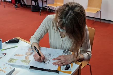 Claire Fauvel dédicaçant une de ses BD