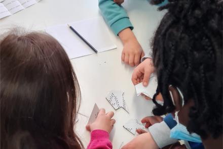 Enfants en train de faire un puzzle