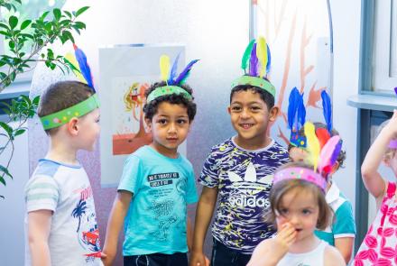 Enfants avec couronnes de plumes