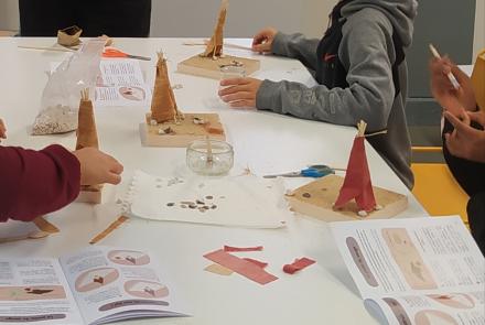 huttes construites par les enfants pendant l'atelier