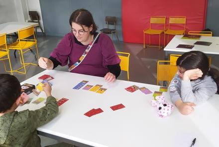 Bibliothécaire jouant avec des enfants