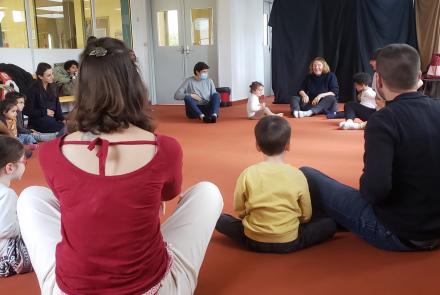 Parents en rond avec leur enfant