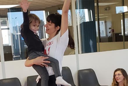 Petite fille dans les bras d'une danseuse