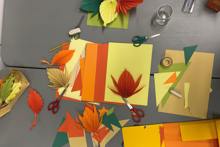 composition de feuilles en papier de couleurs différentes 