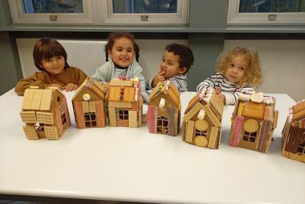 enfants derriere maisons bonbons