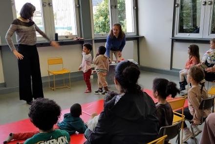 personnes dans une salle